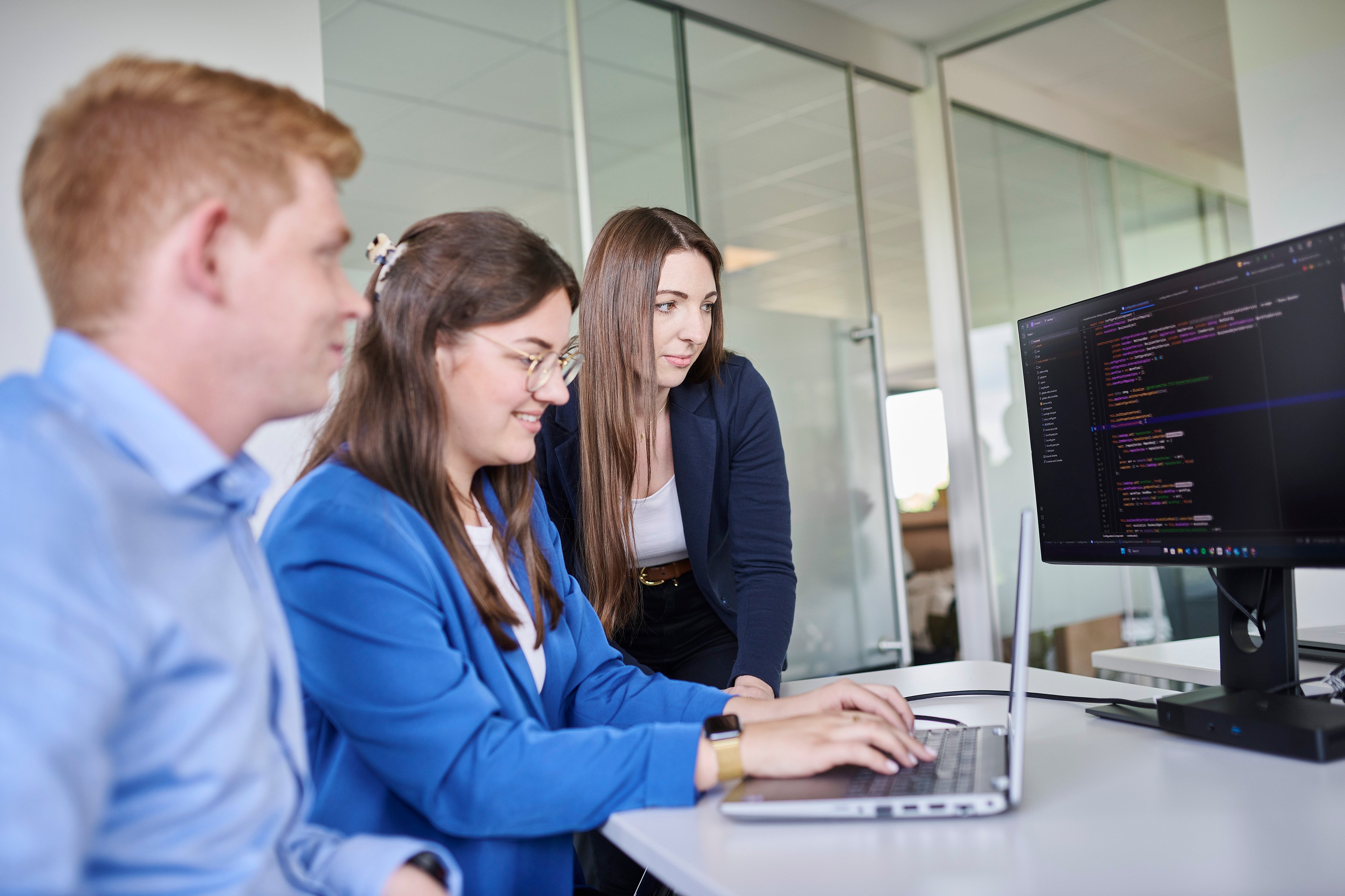 3 Personen vor PC Bildschirm 