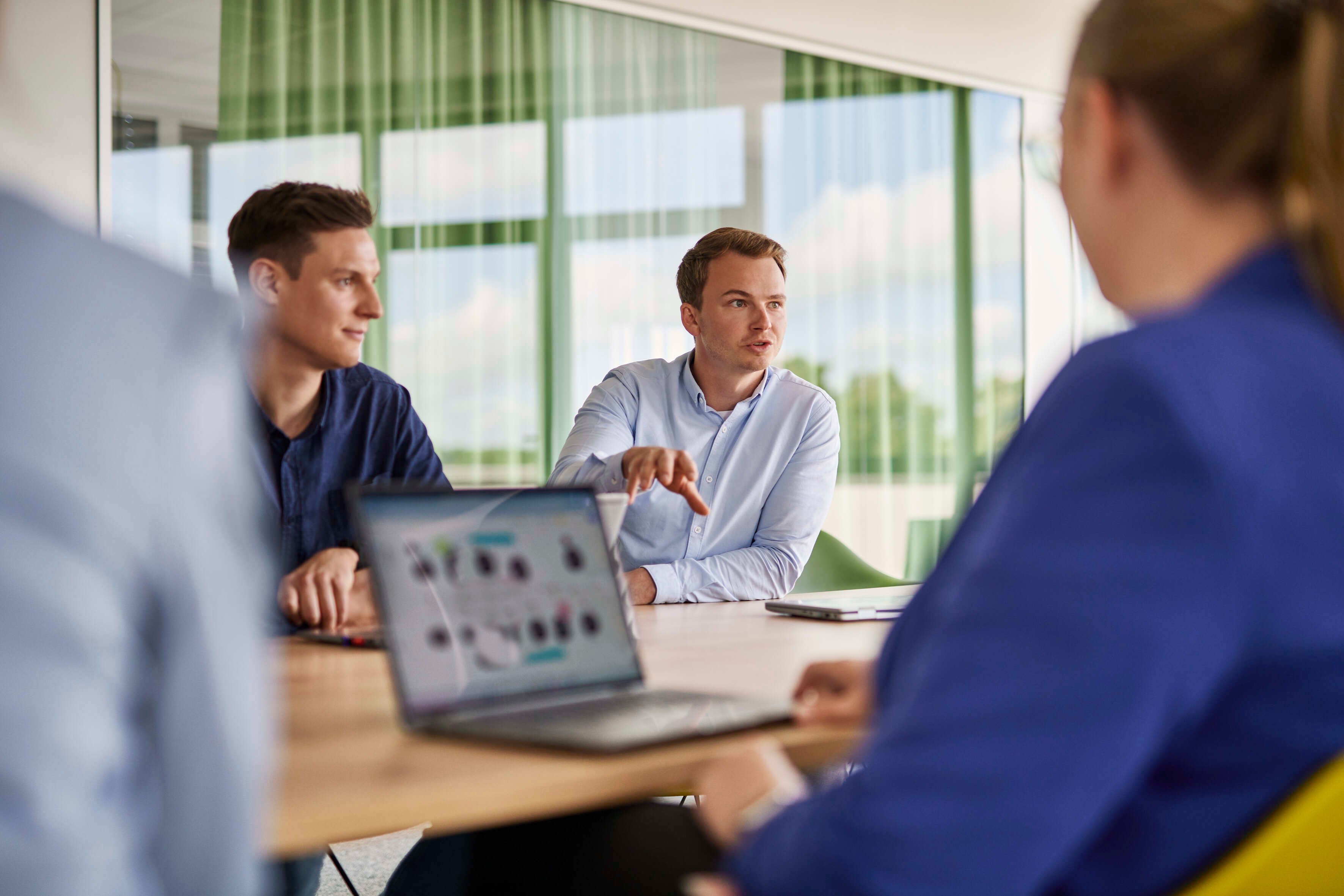 mitarbeiter-meeting-austausch